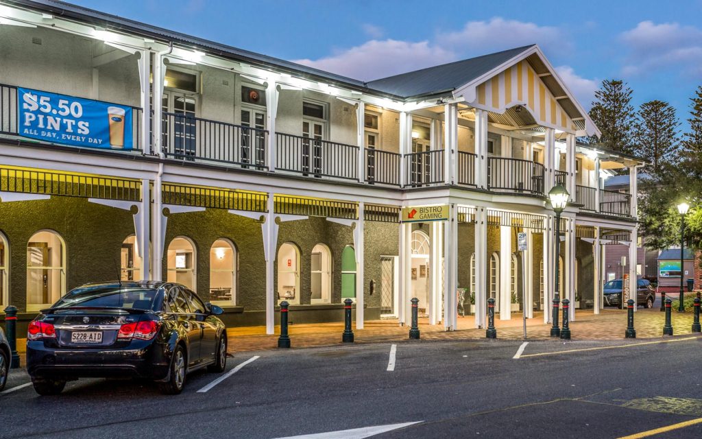 crown-hotel-victor-harbor-SA-5211